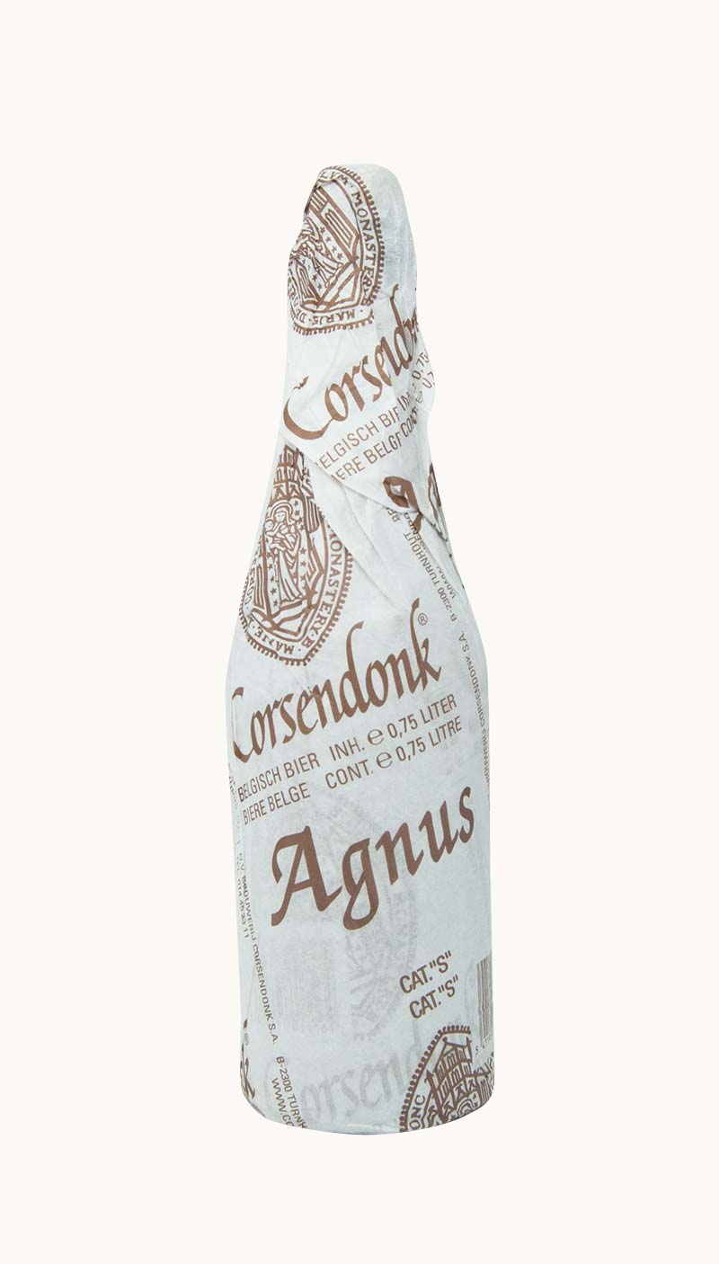Una bottiglia di birra artigianale belga Corsendonk Agnus dei