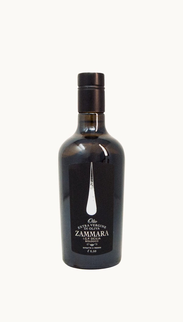 Una bottiglia di olio extravergine Zammara IGP dell'oleificio Russo