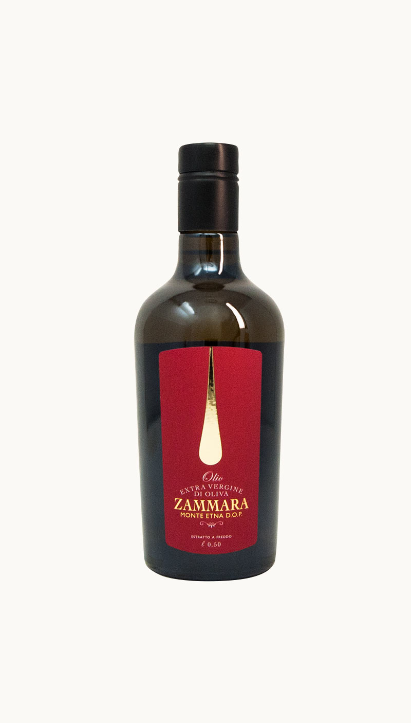 Una bottiglia di olio extravergine Zammara Monte Etna DOP dell'oleificio Russo