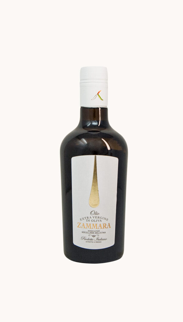Una bottiglia di olio extravergine Zammara Nocellara dell'Etna dell'oleificio Russo
