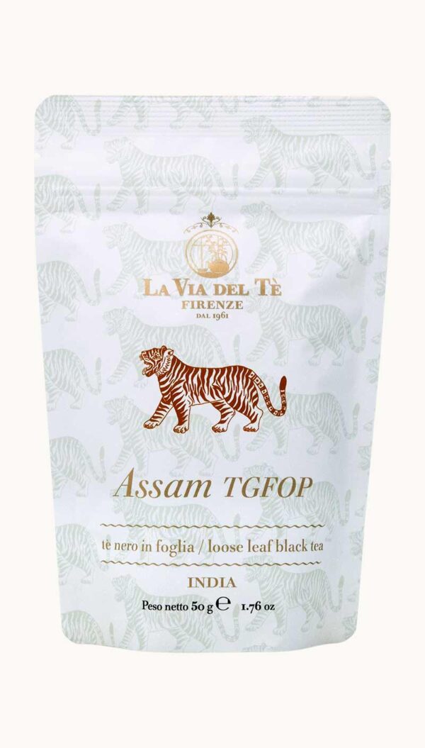Un sacchetto da 50 grammi di tè nero in foglia Assam TGFOP della Via del Tè di Firenze