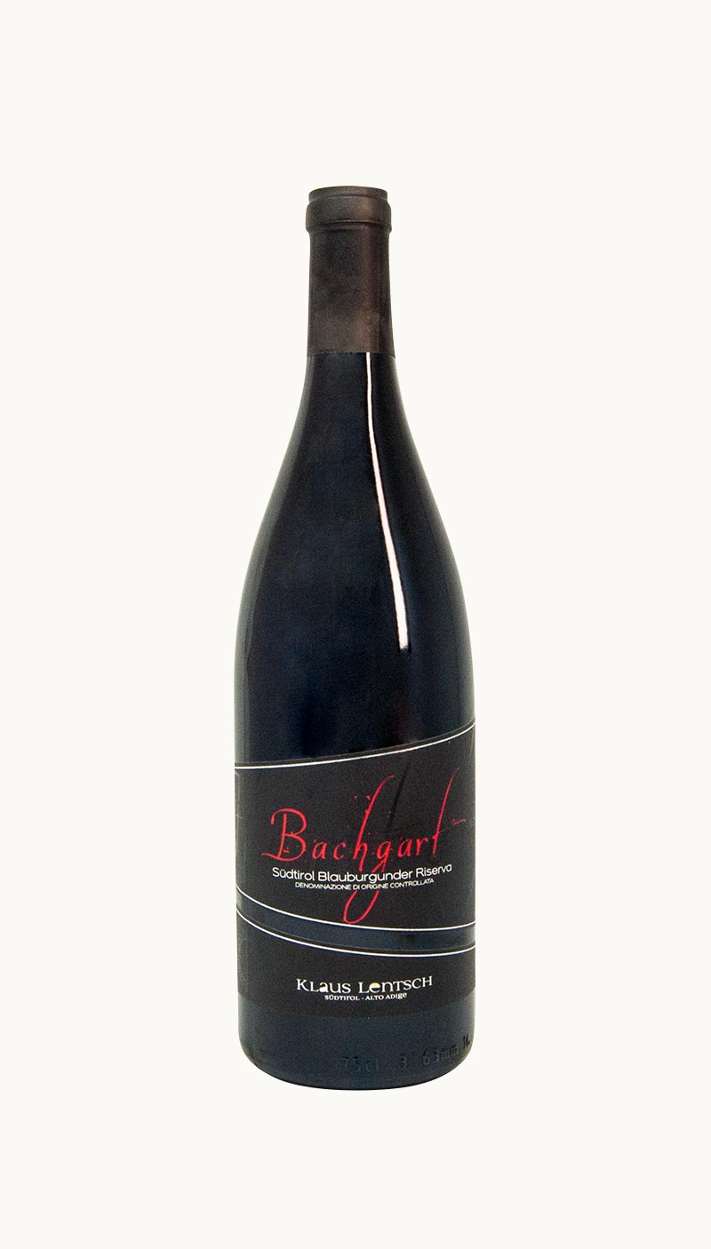 Una bottiglia di pinot nero Bachgart DOC della cantina Klaus Lentsch
