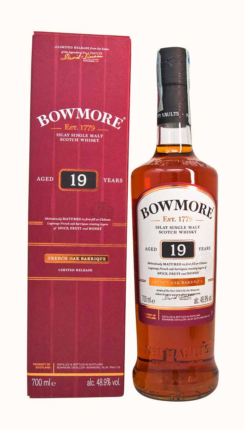 Una bottiglia di whisky Single Malt Bowmore 19 years old edizione limitata della distilleria Bowmore