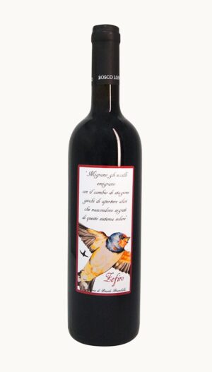 Una bottiglia di vino rosso Zefiro DOC prodotto benefico il cui ricavato verrà devoluto alla ricerca sul cancro