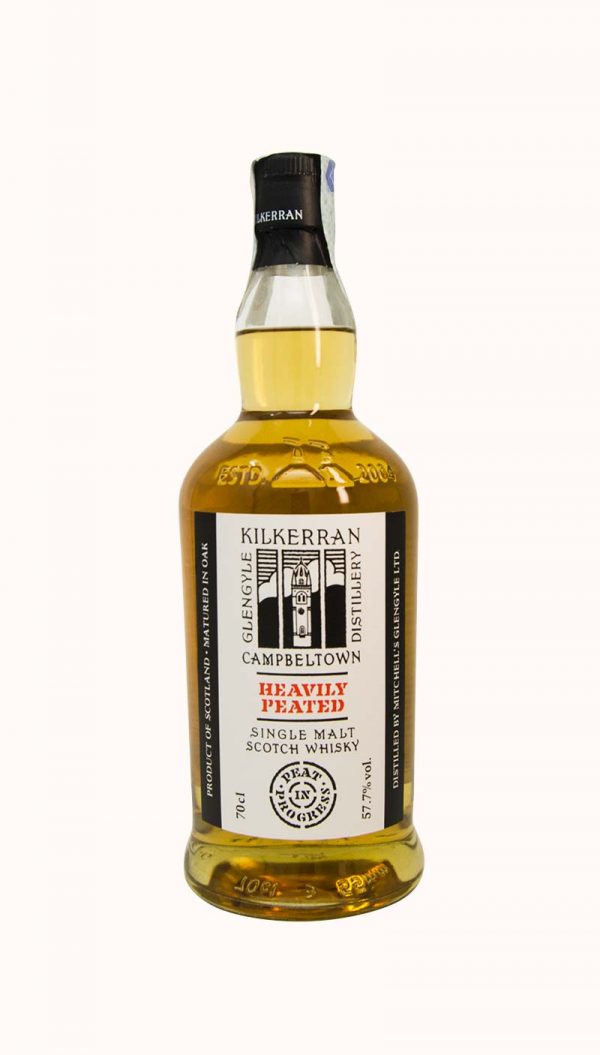 Una bottiglia di whisky Single Malt Kilkerran Heavily Peated prodotto dalla distilleria Glengyle