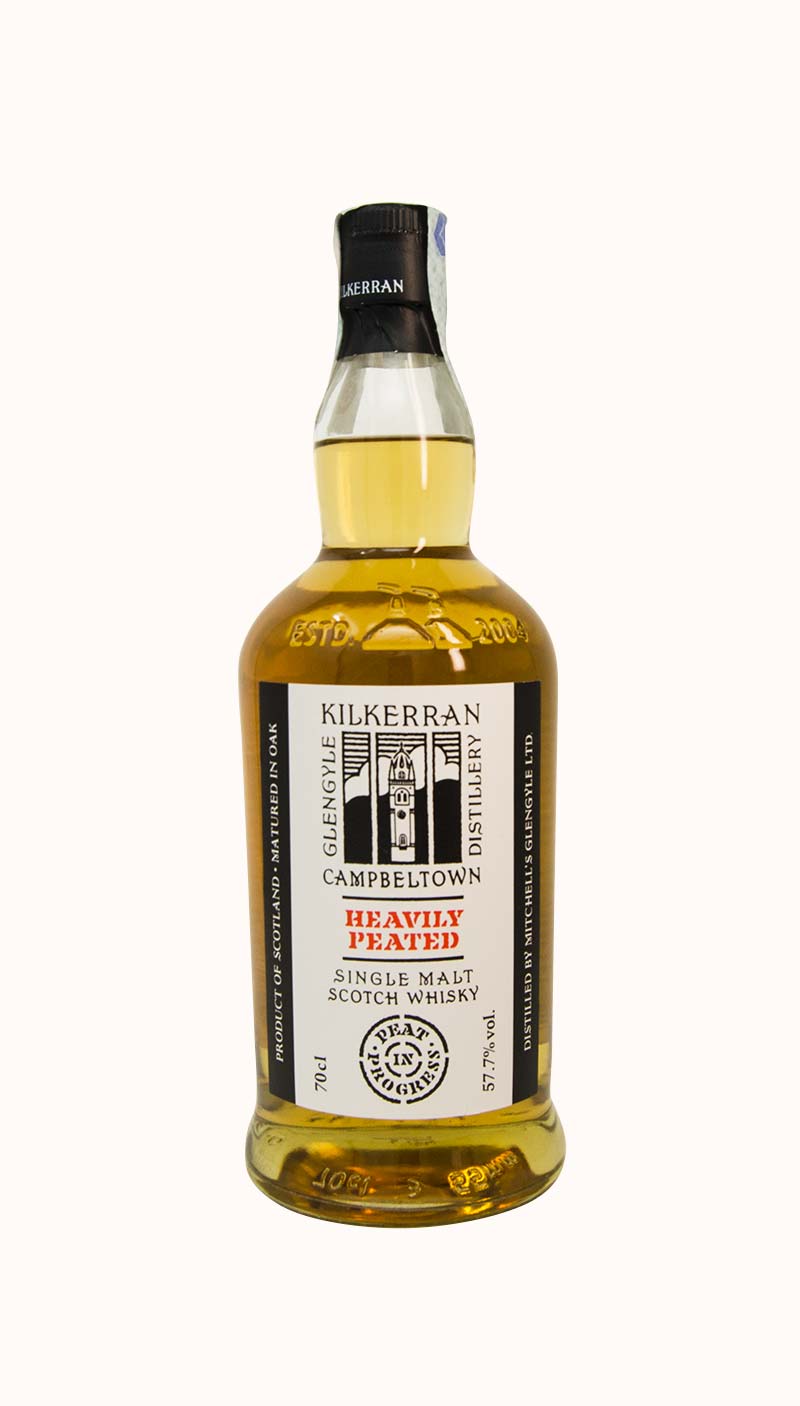 Una bottiglia di whisky Single Malt Kilkerran Heavily Peated prodotto dalla distilleria Glengyle