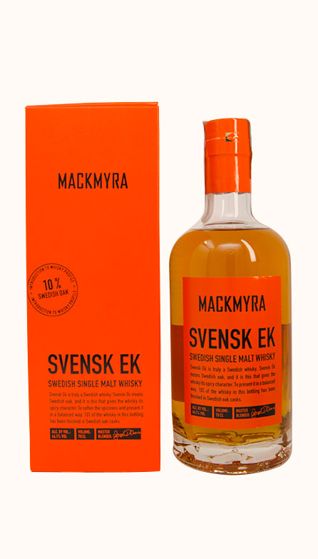 Una bottiglia di whisky single malt Svensk Ek prodotto dalla distilleria Mackmyra