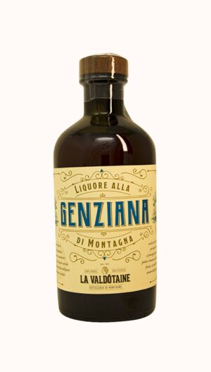 Una bottiglia di liquore alla Genziana prodotto dalla distilleria La Valdotaine